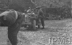 Maj 1944, Cassino, Włochy.
Bitwa pod Monte Cassino, żołnierze 2 Korpusu w samochodzie terenowym. 
Fot. T. Szumański, Instytut Polski im. Gen. Sikorskiego w Londynie [album negatywowy nr 105]

