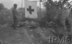 Maj 1944, Cassino, Włochy.
Bitwa pod Monte Cassino, cmentarz polowy - zwłoki poległych żołnierzy przygotowane do pogrzebu. 
Fot. T. Szumański, Instytut Polski im. Gen. Sikorskiego w Londynie [album negatywowy nr 105]

