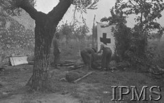 Maj 1944, Cassino, Włochy.
Bitwa pod Monte Cassino, cmentarz polowy - zwłoki poległych żołnierzy przygotowane do pogrzebu.  
Fot. T. Szumański, Instytut Polski im. Gen. Sikorskiego w Londynie [album negatywowy nr 105]

