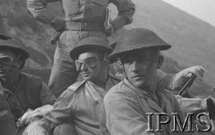 Maj 1944, Cassino, Włochy.
Bitwa pod Monte Cassino, żołnierze 2 Korpusu jadący samochodem terenowym. 
Fot. T. Szumański, Instytut Polski im. Gen. Sikorskiego w Londynie [album negatywowy nr 105]

