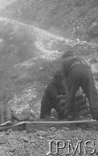 Maj 1944, Cassino, Włochy.
Bitwa pod Monte Cassino, żołnierze 2 Korpusu zbierający łuski po pociskach artyleryjskich.
Fot. T. Szumański, Instytut Polski im. Gen. Sikorskiego w Londynie [album negatywowy nr 105]

