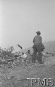 Maj 1944, Cassino, Włochy.
Bitwa pod Monte Cassino, żołnierz 2 Korpusu zbierający łuski po pociskach artyleryjskich. 
Fot. T. Szumański, Instytut Polski im. Gen. Sikorskiego w Londynie [album negatywowy nr 105]

