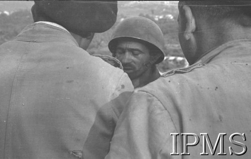 Maj 1944, Cassino, Włochy.
Bitwa pod Monte Cassino, trzej żołnierze 2 Korpusu. 
Fot. T. Szumański, Instytut Polski im. Gen. Sikorskiego w Londynie [album negatywowy nr 105]

