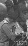 Maj 1944, Cassino, Włochy.
Bitwa pod Monte Cassino, żołnierze i oficerowie 2 Korpusu pochyleni nad mapą.
Fot. T. Szumański, Instytut Polski im. Gen. Sikorskiego w Londynie [album negatywowy nr 105]

