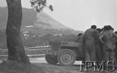 Maj 1944, Cassino, Włochy.
Bitwa pod Monte Cassino, żołnierze 2 Korpusu stojący obok samochodu. 
Fot. T. Szumański, Instytut Polski im. Gen. Sikorskiego w Londynie [album negatywowy nr 105]

