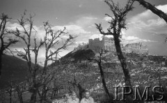 Maj 1944, Cassino, Włochy.
Bitwa pod Monte Cassino, widok zniszczonego klasztoru Benedyktynów.
Fot. ppor. W. Hryniewicz (O.OP. 2 Korpus), Instytut Polski im. Gen. Sikorskiego w Londynie [album negatywowy nr 106]

