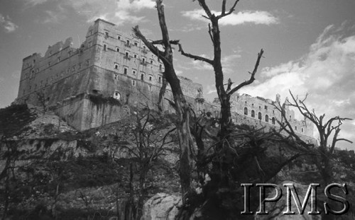 Maj 1944, Cassino, Włochy.
Bitwa pod Monte Cassino, widok zniszczonego klasztoru Benedyktynów.
Fot. ppor. W. Hryniewicz (O.OP. 2 Korpus), Instytut Polski im. Gen. Sikorskiego w Londynie [album negatywowy nr 106]

