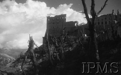 Maj 1944, Cassino, Włochy.
Bitwa pod Monte Cassino, widok zniszczonego klasztoru Benedyktynów.
Fot. ppor. W. Hryniewicz (O.OP. 2 Korpus), Instytut Polski im. Gen. Sikorskiego w Londynie [album negatywowy nr 106]

