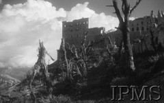 Maj 1944, Cassino, Włochy.
Bitwa pod Monte Cassino, widok zniszczonego klasztoru Benedyktynów.
Fot. ppor. W. Hryniewicz (O.OP. 2 Korpus), Instytut Polski im. Gen. Sikorskiego w Londynie [album negatywowy nr 106]

