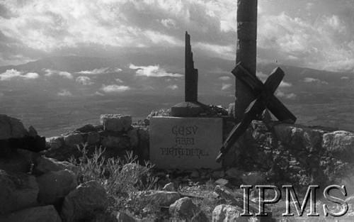Maj 1944, Cassino, Włochy.
Bitwa pod Monte Cassino, fragment ruin klasztoru Benedyktynów, z prawej zniszczony drewniany krzyż.
Fot. ppor. W. Hryniewicz (O.OP. 2 Korpus), Instytut Polski im. Gen. Sikorskiego w Londynie [album negatywowy nr 106]

