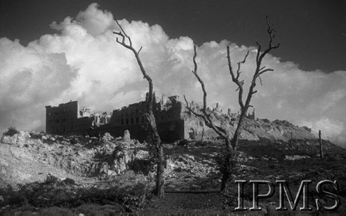 Maj 1944, Cassino, Włochy.
Bitwa pod Monte Cassino, widok zniszczonego klasztoru Benedyktynów.
Fot. ppor. W. Hryniewicz (O.OP. 2 Korpus), Instytut Polski im. Gen. Sikorskiego w Londynie [album negatywowy nr 106]

