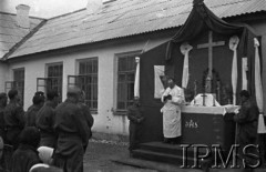 1941-1942, ZSRR.
Formowanie Armii Andersa, ksiądz odprawiający mszę przy polowym ołtarzu.
Fot. ppor. Szeputt, Instytut Polski im. Gen. Sikorskiego w Londynie [Album negatywowy nr 104 / 12978-13177 / 1-557]