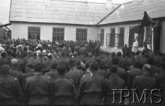 1941-1942, ZSRR.
Formowanie Armii Andersa, ksiądz odprawiający mszę przy polowym ołtarzu.
Fot. ppor. Szeputt, Instytut Polski im. Gen. Sikorskiego w Londynie [Album negatywowy nr 104 / 12978-13177 / 1-557]