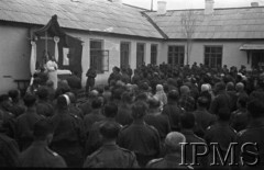 1941-1942, ZSRR.
Formowanie Armii Andersa, ksiądz odprawiający mszę przy polowym ołtarzu.
Fot. ppor. Szeputt, Instytut Polski im. Gen. Sikorskiego w Londynie [Album negatywowy nr 104 / 12978-13177 / 1-557]