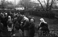 1941-1942, ZSRR.
Formowanie Armii Andersa, msza święta, na pierwszym planie grupa kobiet, w tle żołnierze.
Fot. ppor. Szeputt, Instytut Polski im. Gen. Sikorskiego w Londynie [Album negatywowy nr 104 / 12978-13177 / 1-557]