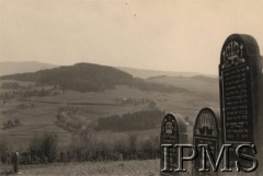 Czerwiec 1941, brak miejsca.
Żydowski cmentarz, na pierwszym planie cztery Macewy. Pierwsza od prawej mogiła pochodzi z 1933 roku. W tle góry.
Fot. NN, Instytut Polski i Muzeum im. gen. Sikorskiego w Londynie