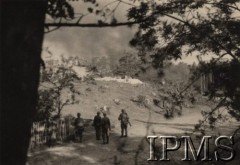 Po 22.06.1941, brak miejsca.
Działania wojenne Strzelców Górskich - żołnierze obserwują palące się domy i drzewa.
Fot. NN, Instytut Polski i Muzeum im. gen. Sikorskiego w Londynie