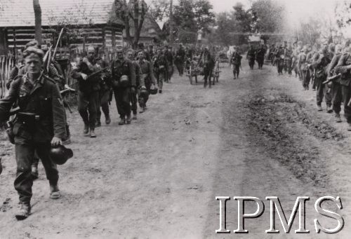 Po 22.06.1941, brak miejsca.
Przemarsz I Dywizji Strzelców Górskich przez radziecką wieś. W oddali widoczne są domy i koń, który ciągnie wóz.    
Fot. NN, Instytut Polski i Muzeum im. gen. Sikorskiego w Londynie