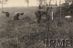 Po 22.06.1941, brak miejsca.
Kopanie mogił przez żołnierzy I Dywizji Strzelców Górskich.
Fot. NN, Instytut Polski i Muzeum im. gen. Sikorskiego w Londynie 
