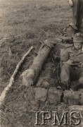 Po 22.06.1941, brak miejsca.
Odpoczynek szeregowego z oddziału I Dywizji Strzelców Górskich. Obok żołnierza znajduje się jego wojskowy ekwipunek.
Fot. NN, Instytut Polski i Muzeum im. gen. Sikorskiego w Londynie