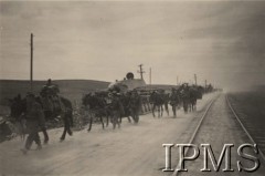 Po 22.06.1941, brak miejsca.
Kolumna mułów jucznych I Dywizji Strzelców Górskich mija stojący na poboczu, porzucony KW1. W oddali widoczne są pola uprawne.
Fot. NN, Instytut Polski i Muzeum im. gen. Sikorskiego w Londynie