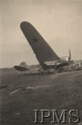 Po 22.06.1941, brak miejsca.
Lotnisko - zniszczony radziecki samolot SB 2.
Fot. NN, Instytut Polski i Muzeum im. gen. Sikorskiego w Londynie