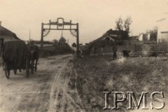 Po 22.06.1941, brak miejsca.
Radziecka wieś kołchozowa - wóz zbliżający się do bramy wjazdowej, mieszkańcy wsi podczas pracy. W oddali - zabudowa mieszkalna.
Fot. NN, Instytut Polski i Muzeum im. gen. Sikorskiego w Londynie