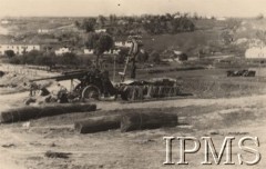 Po 22.06.1941, brak miejsca.
Porzucona radziecka armata przeciwlotnicza 85 mm, w oddali - położona na wzgórzach miejscowość. Widoczne są murowane domy, drzewa, most.
Fot. NN, Instytut Polski i Muzeum im. gen. Sikorskiego w Londynie