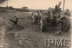 Po 22.06.1941, brak miejsca. 
Niemiecka, zniszczona armata  SFH 18, (kal.150 mm), w oddali - kolumna marsowa oddziałów I Dywizji Strzelców Górskich. Widoczne są również: muły juczne transportujące wojskowe wyposażenie i samochody marki Renault zdobyte we Francji przez armię niemiecką.
Fot. NN, Instytut Polski i Muzeum im. gen. Sikorskiego w Londynie 
