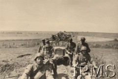 Po 22.06.1941, brak miejsca.
Kolumna I Dywizji Strzelców Górskich. Widoczne są m.in. motocykle BMW  R 75 oraz inne, wojskowe pojazdy. W oddali pola i łąki.
Fot. NN, Instytut Polski i Muzeum im. gen. Sikorskiego w Londynie