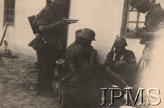 Po 22.06.1941, brak miejsca.
I Dywizja Strzelców Górskich. Chwilowa przerwa w działaniach wojennych - żołnierze w pełnym oporządzeniu spożywają posiłek. O ścianę domu oparty został granatnik 5 cm le.G.Wr.36 (lewa strona zdjęcia). 
Fot. NN, Instytut Polski i Muzeum im. gen. Sikorskiego w Londynie