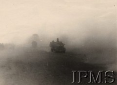 Po 22.06.1941, brak miejsca.
I Dywizja Strzelców Górskich - niemiecki  samochód ciężarowy marki Opel przejeżdża przez zadymioną drogę.
Fot. NN, Instytut Polski i Muzeum im. gen. Sikorskiego w Londynie