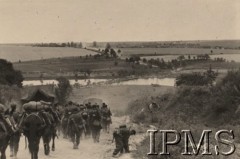 Po 22.06.1941, rzeka Bug.
Jednostka I Dywizji Strzelców Górskich schodzi w dół doliny rzeki. Na pierwszym planie: żołnierze w pełnym oporządzeniu oraz muły juczne. W oddali widoczna jest: rzeka, pola uprawne oraz drzewa. Orginalny napis w języku niemieckim: 