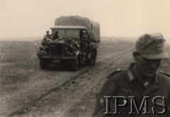 Po 22.06.1941, brak miejsca.
I Dywizja Strzelców Górskich - na pierwszym planie żołnierz, za nim - niemiecka ciężarówka, z siedzącymi na masce samochodu żołnierzami z jednostki.
Fot. NN, Instytut Polski i Muzeum im. gen. Sikorskiego w Londynie