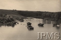 Po 22.06.1941, brak miejsca.
Pozostawiony w rzece radziecki sprzęt wojskowy - m.in. samochody Gaz, ZIS, armata 75 mm. W oddali widoczny jest malowniczy krajobraz doliny rzeki. 
Fot. NN, Instytut Polski i Muzeum im. gen. Sikorskiego w Londynie