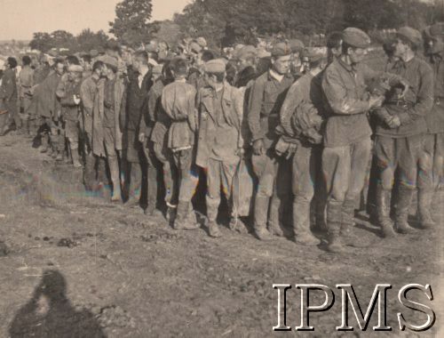 Po 22.06.1941, brak miejsca.
Jeńcy wojenni - grupa żołnierzy radzieckich wzięta do niewoli. 
Fot. NN, Instytut Polski i Muzeum im. gen. Sikorskiego w Londynie