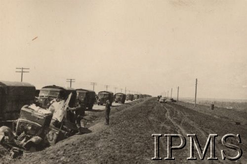 Po 22.06.1941, brak miejsca.
Kolumna samochodów Renault zdobytych przez I Dywizję Strzelców Górskich w trakcie walk we Francji w 1940. Na pierwszym planie widoczny jest również pozostawiony na poboczu, zniszczony, radziecki samochód oraz samolot typu I 16.
Fot. NN, Instytut Polski i Muzeum im. gen. Sikorskiego w Londynie