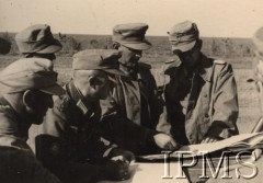 Po 22.06.1941, brak miejsca.
I Dywizja Strzelców Górskich - generał przeprowadza odprawę oficerów.  
Fot. NN, Instytut Polski i Muzeum im. gen. Sikorskiego w Londynie 
