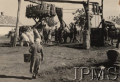 Po 22.06.1941, brak miejsca.
I Dywizja Strzelców Górskich - żołnierze oraz ludność cywilna stoją przy kołowrocie studni. Na pierwszym planie - kobieta z wiadrem, w oddali widoczny jest fragment zabudowy wiejskiej.   
Fot. NN, Instytut Polski i Muzeum im. gen. Sikorskiego w Londynie