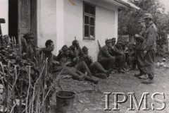 Po 22.06.1941, brak miejsca.
I Dywizja Strzelców Górskich - odpoczynek na trasie. Żołnierze siedzą na progu domu. Na pierwszym planie - wiadro oraz ogrodzenie, za którym znajdują się krzewy.
Fot. NN, Instytut Polski i Muzeum im. gen. Sikorskiego w Londynie