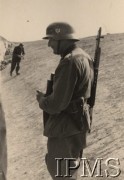 Po 22.06.1941, brak miejsca.
Oficer Wehrmachtu wyposażony: w hełm wz.35, lornetkę i przewieszony przez ramię radziecki karabin SWT-40. Widoczna jest również kabura od pistoletu P-08 Parabellum. Na mundurze oficera znajduje się Krzyż Żelazny I Klasy.
Fot. NN, Instytut Polski i Muzeum im. gen. Sikorskiego w Londynie