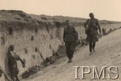 Po 22.06.1941, brak miejsca.
I Dywizja Strzelców Górskich - żołnierze przy rowie przeciwczołgowym. Na pierwszym planie widoczni są: oficer ubrany w mundur polowy oraz oficer w hełmie wz.35, z torbą meldunkową oraz z zawieszoną przy szyi lornetką. Dostrzegalna jest także kabura od pistoletu P-08.
Fot. NN, Instytut Polski i Muzeum im. gen. Sikorskiego w Londynie