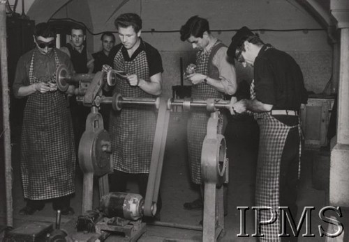 1949, Ingolstadt, Niemcy.
Stowarzyszenie Polskich Weteranów - uczestnicy kursu ślusarskiego.
Fot. NN, Instytut Polski im. Gen. Sikorskiego w Londynie [Album 4/F2 - Stowarzyszenie Polskich Weteranów, koło nr 601, Ingolstadt nad Dunajem]