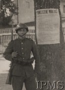 6-7.09.1939, Polska.
Kampania wrześniowa, żołnierz Wojska Polskiego stojący obok obwieszczenia o moblizacji.
Fot. NN, Instytut Polski im. Gen. Sikorskiego w Londynie [Album 7/6]