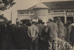 6-7.09.1939, Polska.
Kampania wrześniowa, mężczyźni zgromadzeni przy słupie ogłoszeniowym i czytający obwieszczenie o obronie przeciwlotniczej.
Fot. NN, Instytut Polski im. Gen. Sikorskiego w Londynie [Album 7/6]