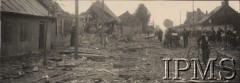 6-7.09.1939, Polska.
Kampania wrześniowa, grupa uchodźców na ulicy miasteczka, z lewej zniszczony dom. 
Fot. NN, Instytut Polski im. Gen. Sikorskiego w Londynie [Album 7/6]