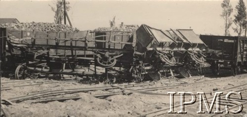 6-7.09.1939, Polska.
Kampania wrześniowa, wykolejony pociąg towarowy.
Fot. NN, Instytut Polski im. Gen. Sikorskiego w Londynie [Album 7/6]