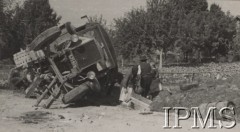 6-7.09.1939, Polska.
Kampania wrześniowa, samochód ciężarowy leżący na poboczu drogi.
Fot. NN, Instytut Polski im. Gen. Sikorskiego w Londynie [Album 7/6]