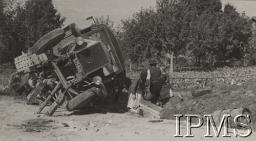 6-7.09.1939, Polska.
Kampania wrześniowa, samochód ciężarowy leżący na poboczu drogi.
Fot. NN, Instytut Polski im. Gen. Sikorskiego w Londynie [Album 7/6]