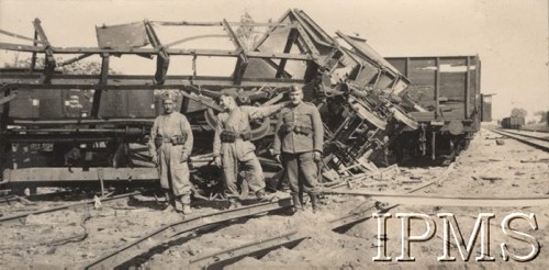 6-7.09.1939, Polska.
Kampania wrześniowa, trzej polscy żołnierze na tle wykolejonego pociągu towarowego.
Fot. NN, Instytut Polski im. Gen. Sikorskiego w Londynie [Album 7/6]